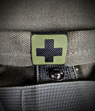 Lade das Bild in den Galerie-Viewer, NightStripes IFAK tarn oliv Kreuz