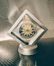 Lade das Bild in den Galerie-Viewer, Coinholder Kunststoff mit Ständer
